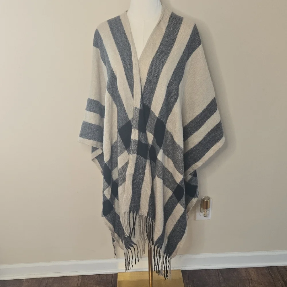 Banana Republic Neutral Plaid Fringe Wrap – One‎ Size Cashmere Blend Poncho